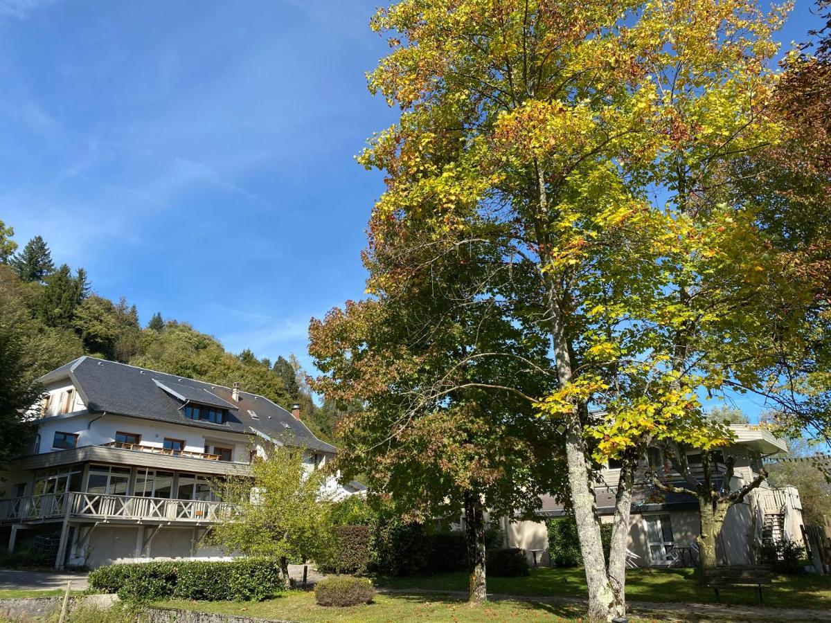 Les Lodges Du Lac Saint-Alban-de-Montbel Exterior photo