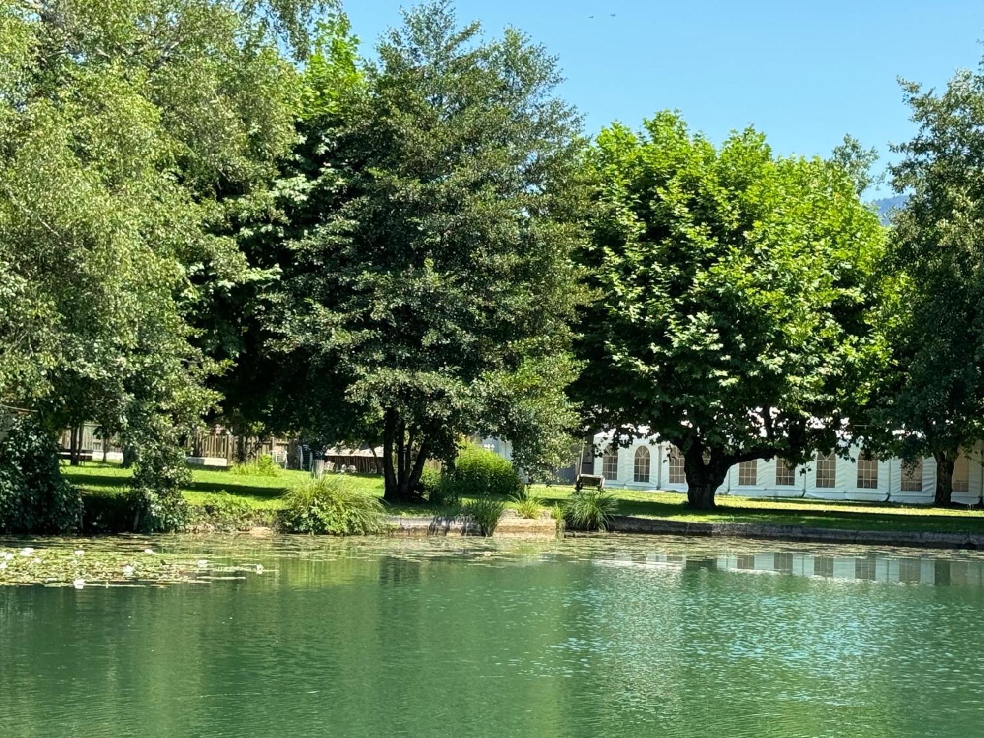 Les Lodges Du Lac Saint-Alban-de-Montbel Exterior photo