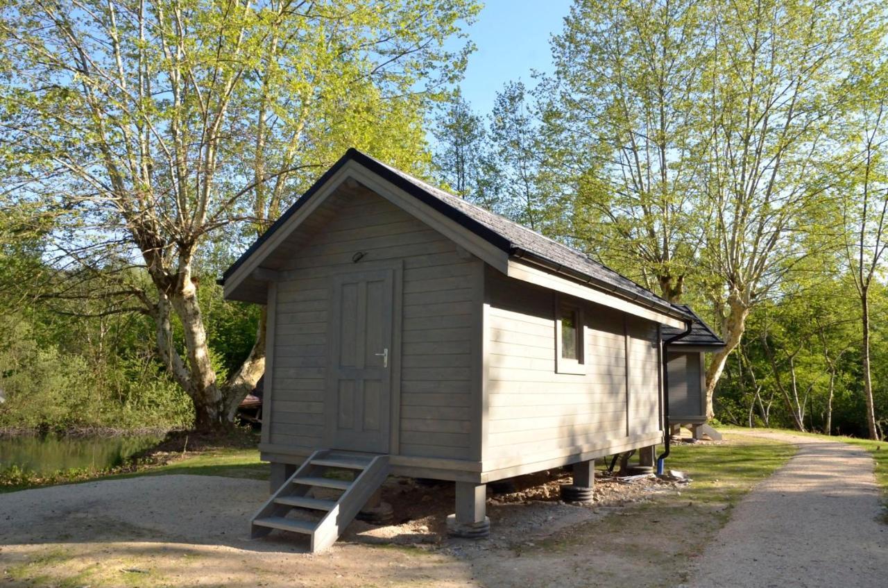 Les Lodges Du Lac Saint-Alban-de-Montbel Exterior photo