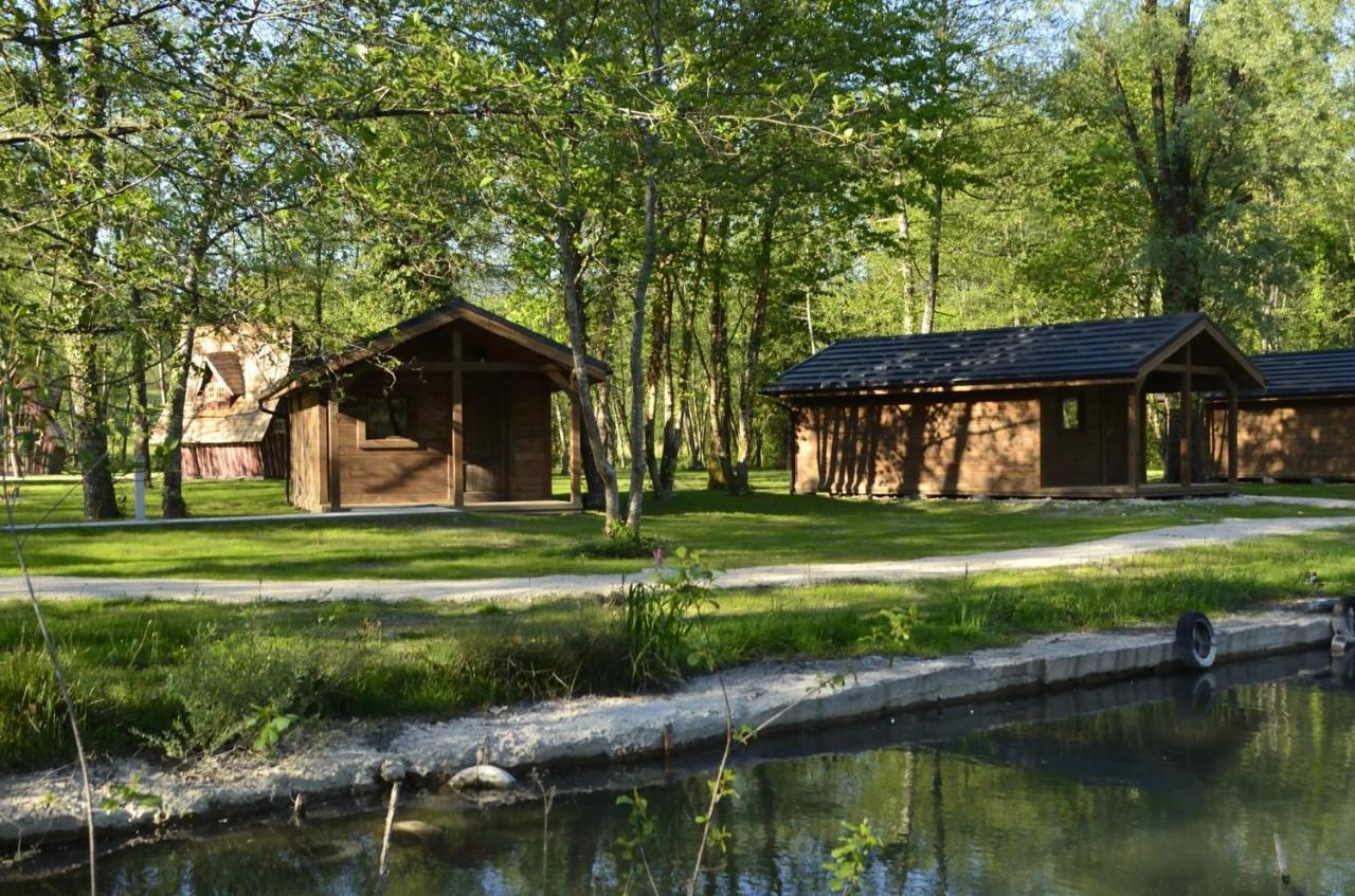 Les Lodges Du Lac Saint-Alban-de-Montbel Exterior photo
